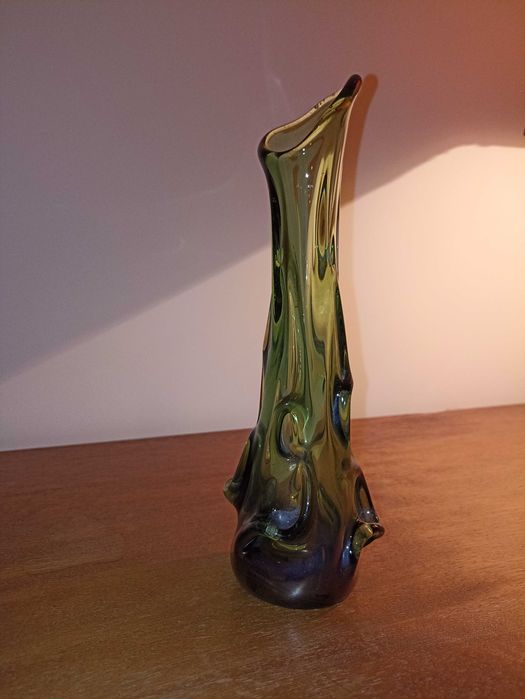 Sprzedam ozdobny zielony wazon, szkło , wysokość 25 cm. Cena 80 zł.