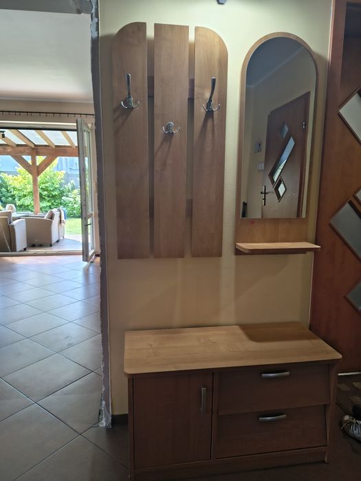 Przedpokój z lustrem