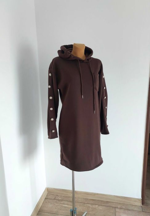 Dłuższa Bluza Sukienka Z Kapturem Ozdobne Guziki Brąz L 40
