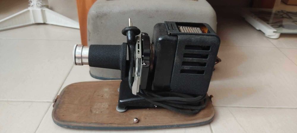 Projetor de slides vintage Leitz