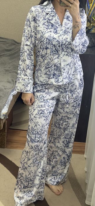 Жіночій шовковий костюм