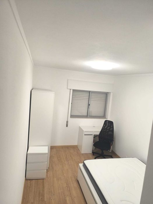 2 quartos individuais num T3 Centro de Faro