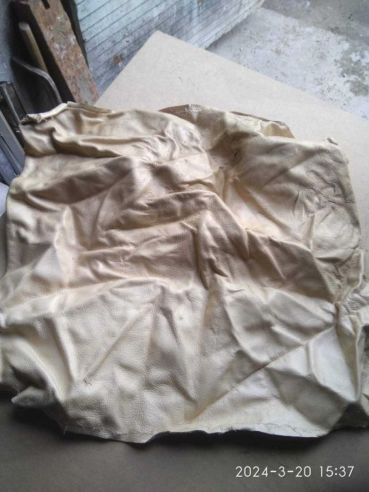 Кожа обрезки, большие и маленькие.