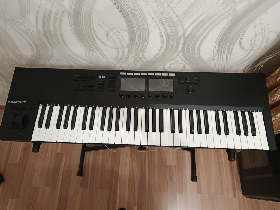 Продам миди клавиатуру Komplete kontrol s61 MK2