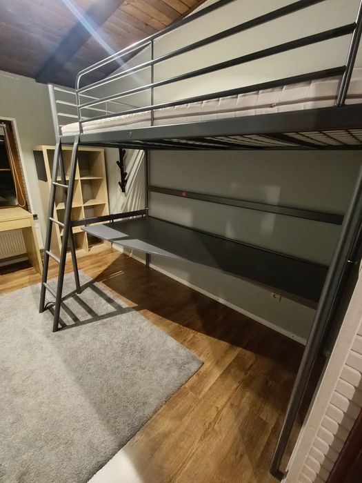 Łóżko piętrowe Ikea Svarta z biurkiem i materacem