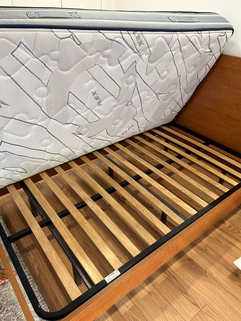 Cama solteiro com estrado, colchão e mesa de cabeceira