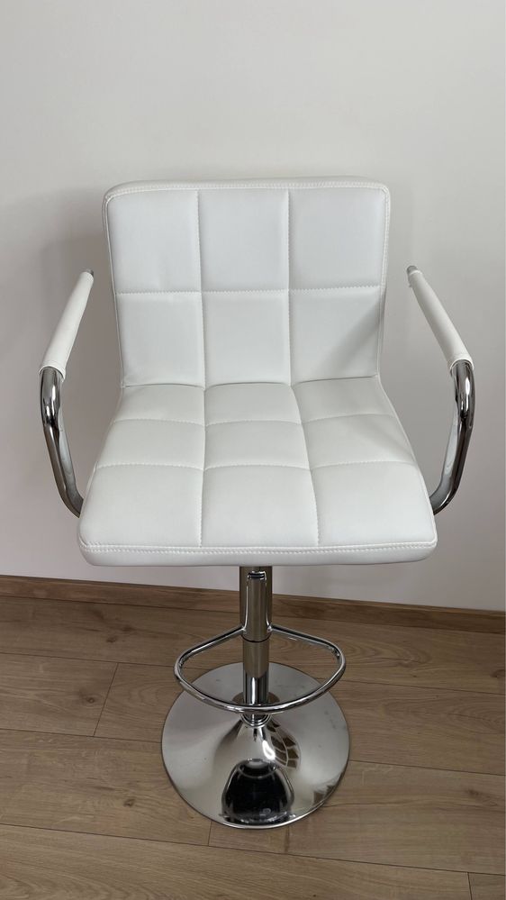 regulowane krzesło w kolorze białym