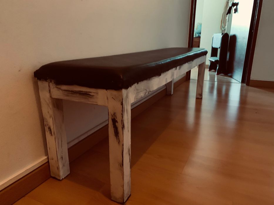 Banco ikea em madeira, com 1.60 estofado em pele