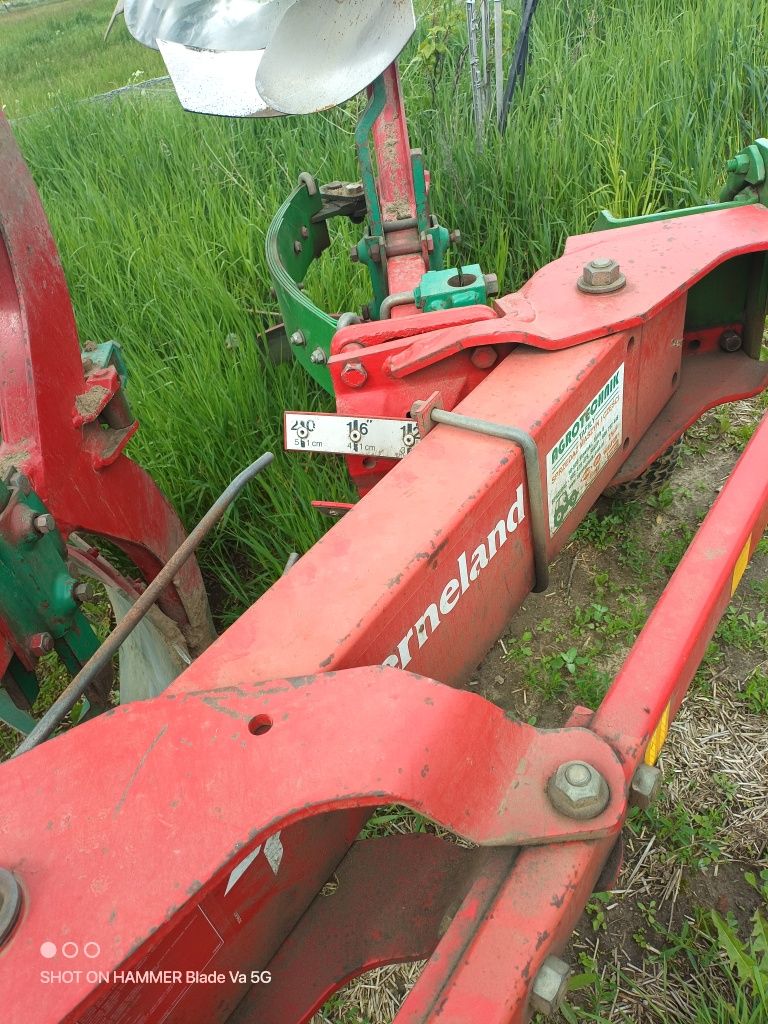 Pług Kverneland Vario EG 85 obrotowy.