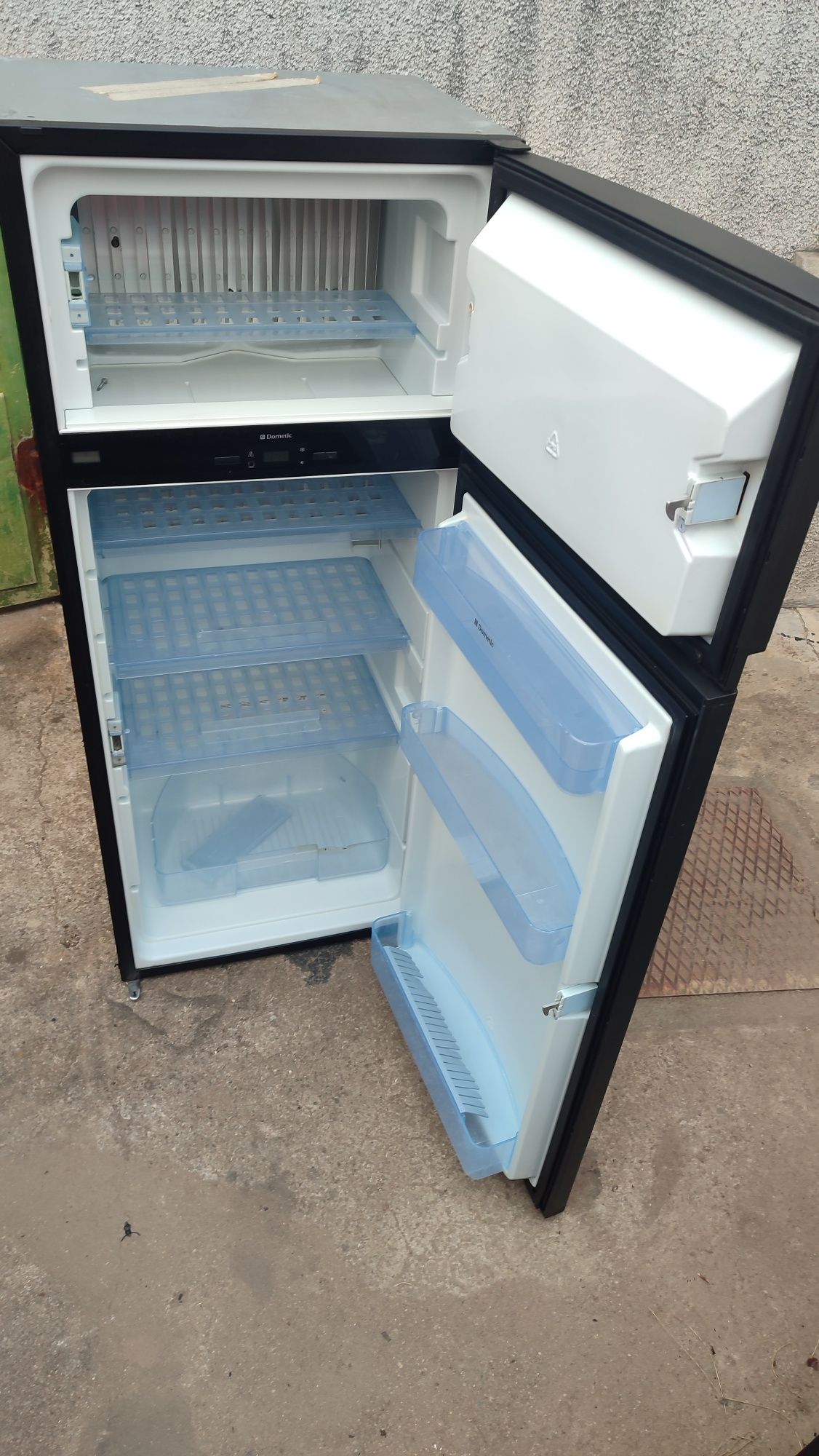 Frigorífico trivalente Dometic RMD 8505 automático