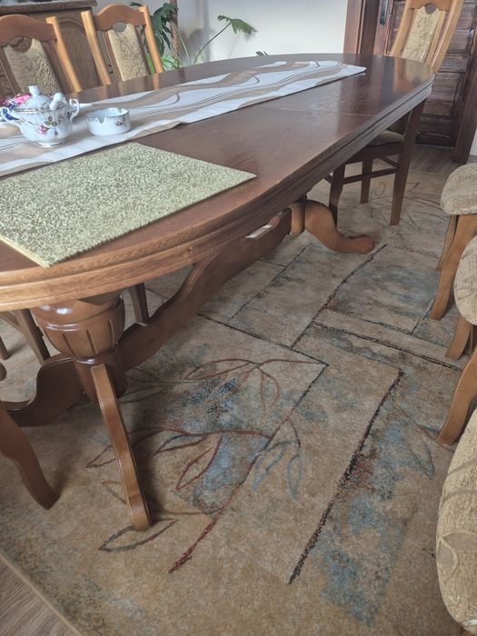 Stół w sam raz do salonu na święta.