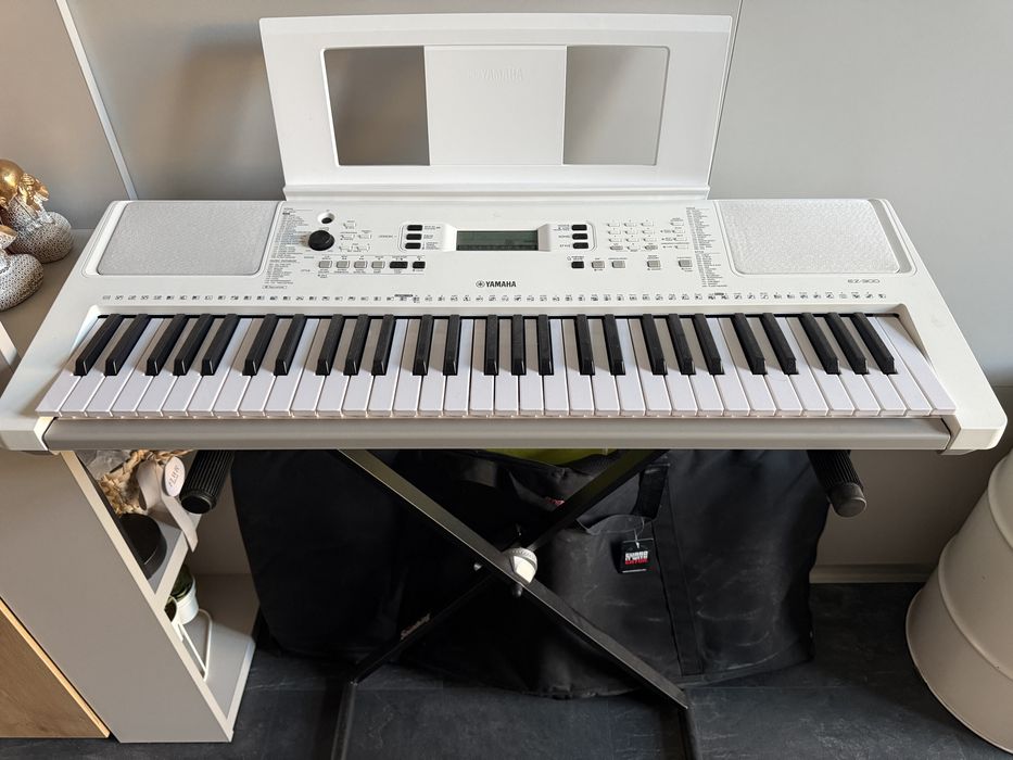 Синтезатор с подсветкой клавиш YAMAHA EZ-300, + стойка, + чехол