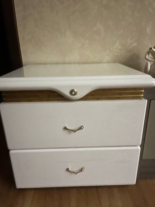 Двоспальне ліжко білого кльору