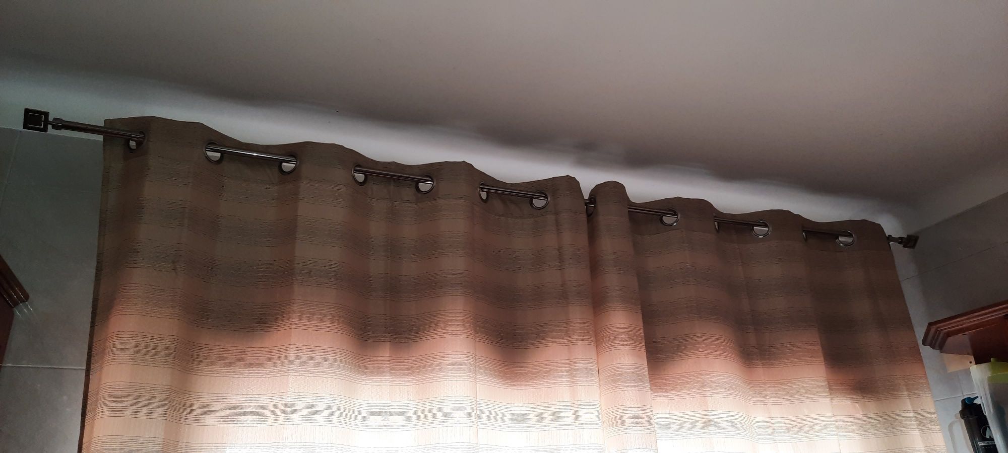 Cortinados com varão