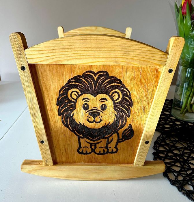 Kolyska recznie robiona z wypalonym wzorem