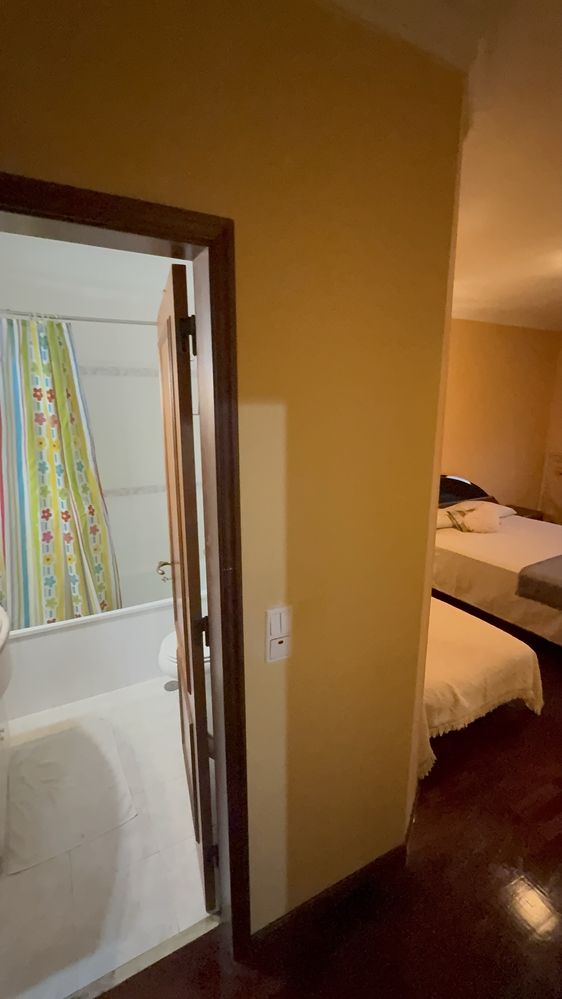 QUARTO com casa de banho privativa em Massamá