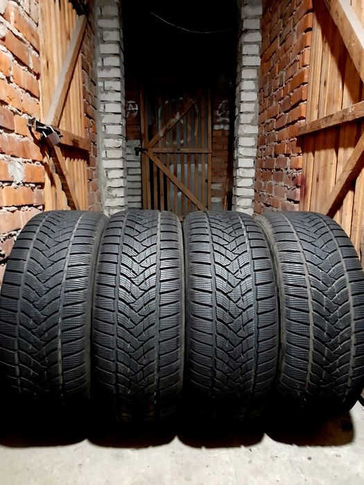 Opony zimowe Dunlop 235/60/18. 2022r.