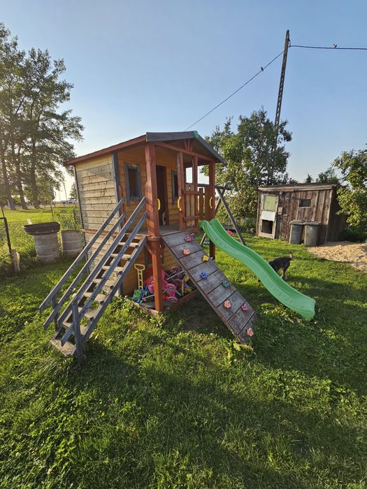 Plac zabaw, domek dwupiętrowy, zjeżdżalnia, wspinaczkowa, bujawki