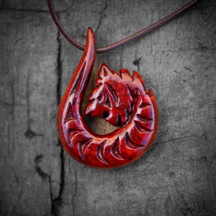 Colar de madeira em forma de tigre, feito artesanalmente