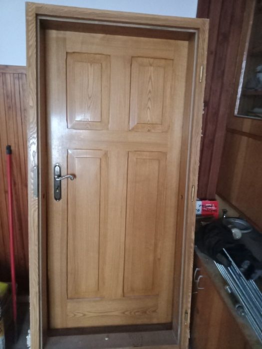 drzwi z drewna jesionowego