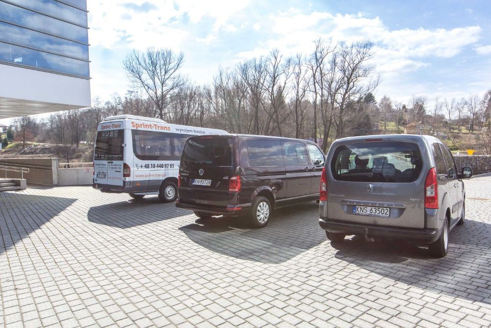 Przewóz osób busami 9 i 19-osobowymi, autobusami