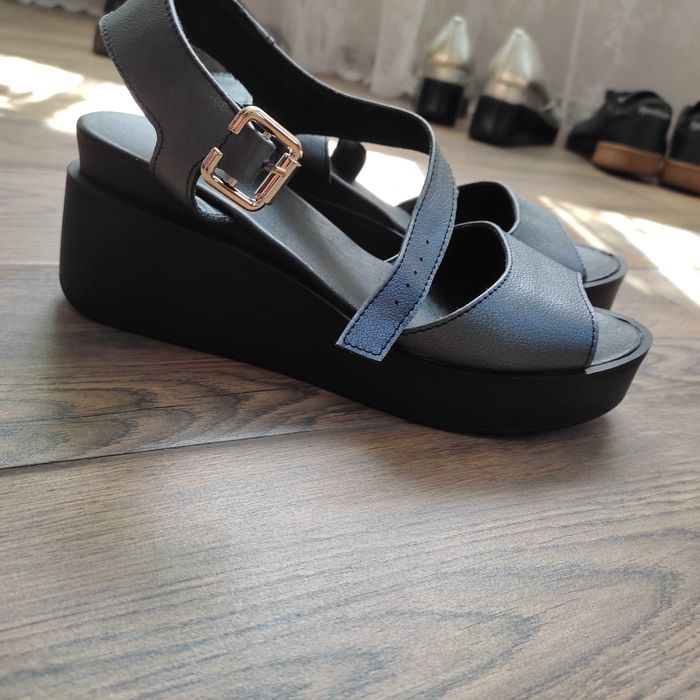 Сандалі, босоніжки