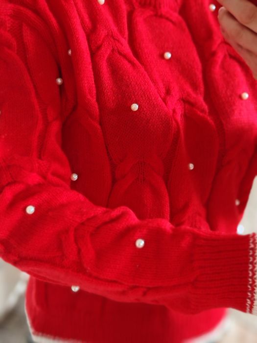 Czerwony świąteczny sweterek z perełkami