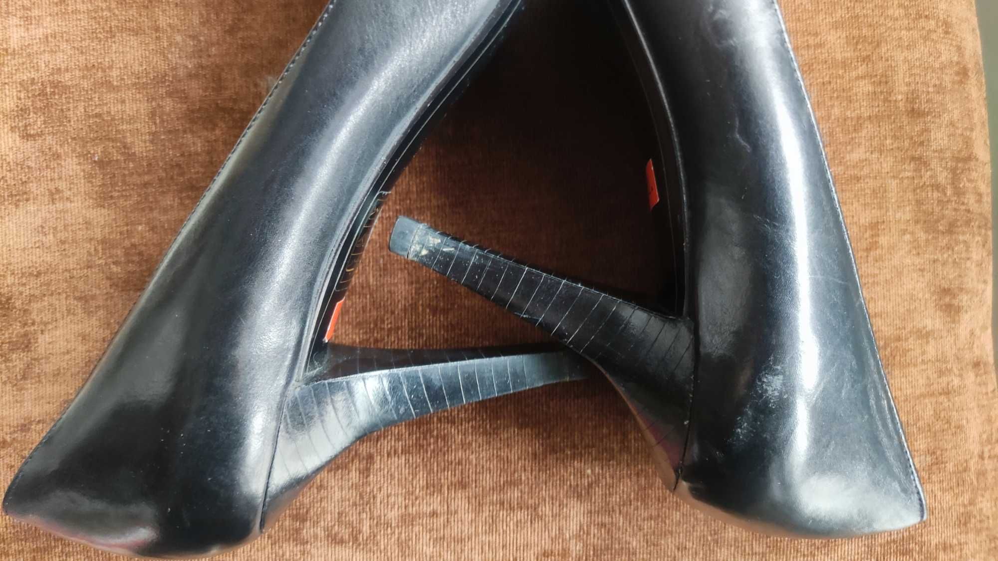 Hugo Boss szpilki czarna skóra 40.5