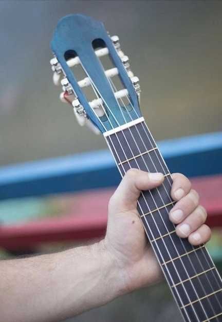 Класична італійська гітара 4/4 синя з вирізом на корпусі для навчання