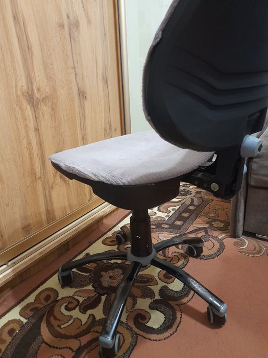 Офисное кресло обтянуто тканью