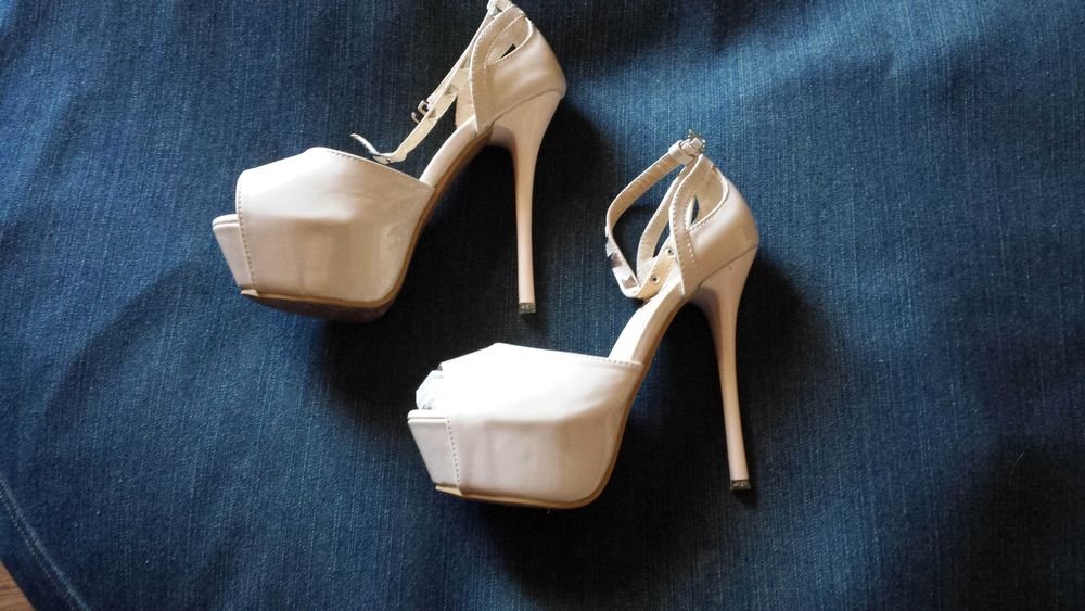 Sapatos altos senhora