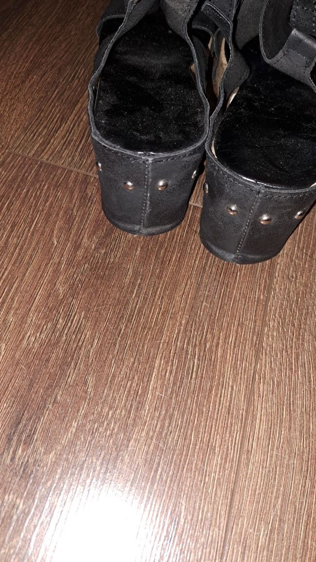 Buty na koturnie lekkie