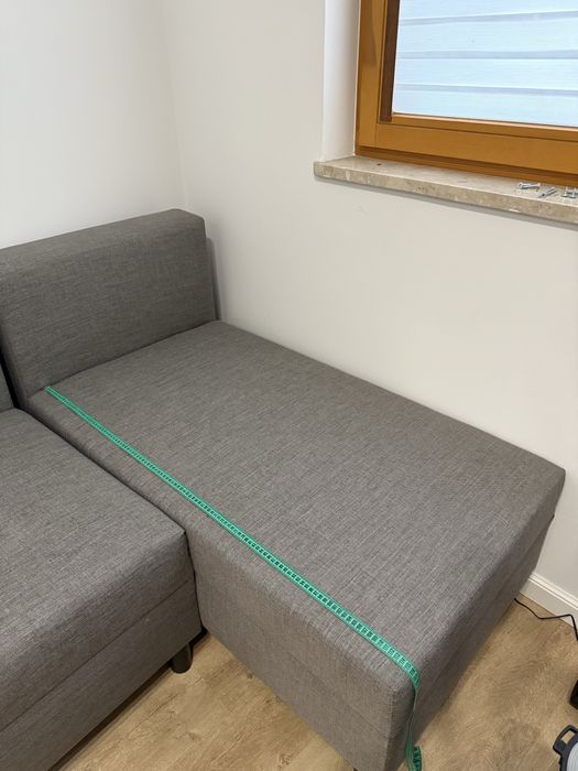 Szara sofa z funkcją spania