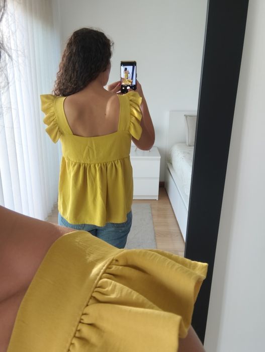 Camisola amarela com folhos