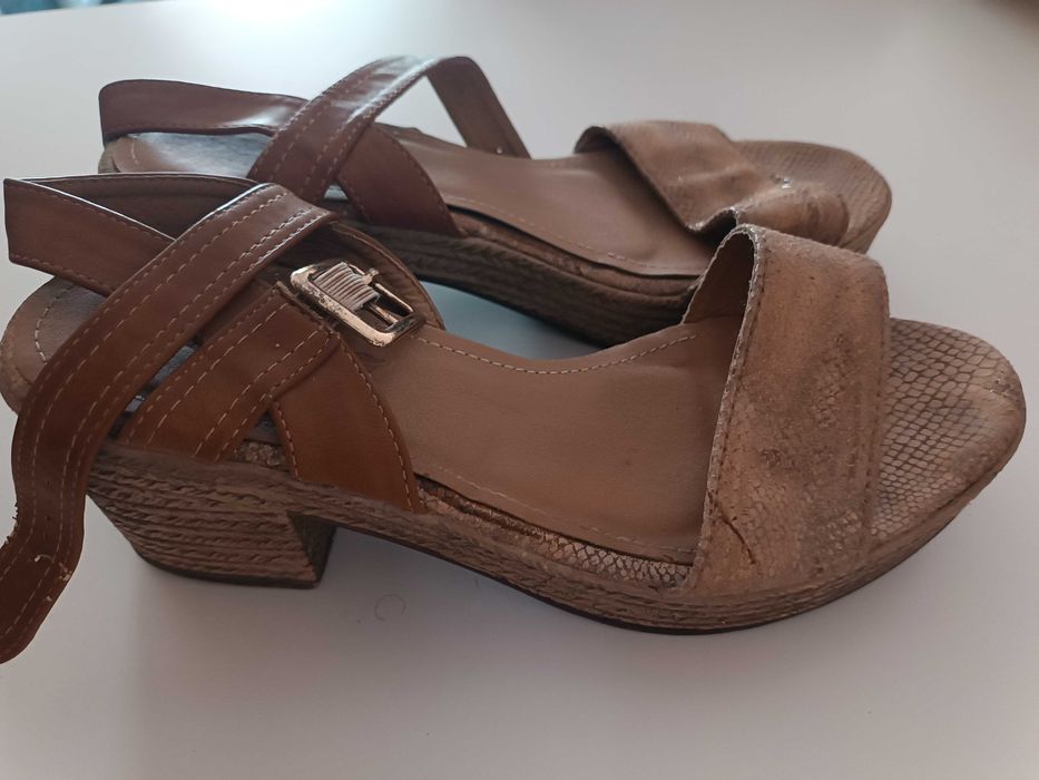 Sandálias de salto medio