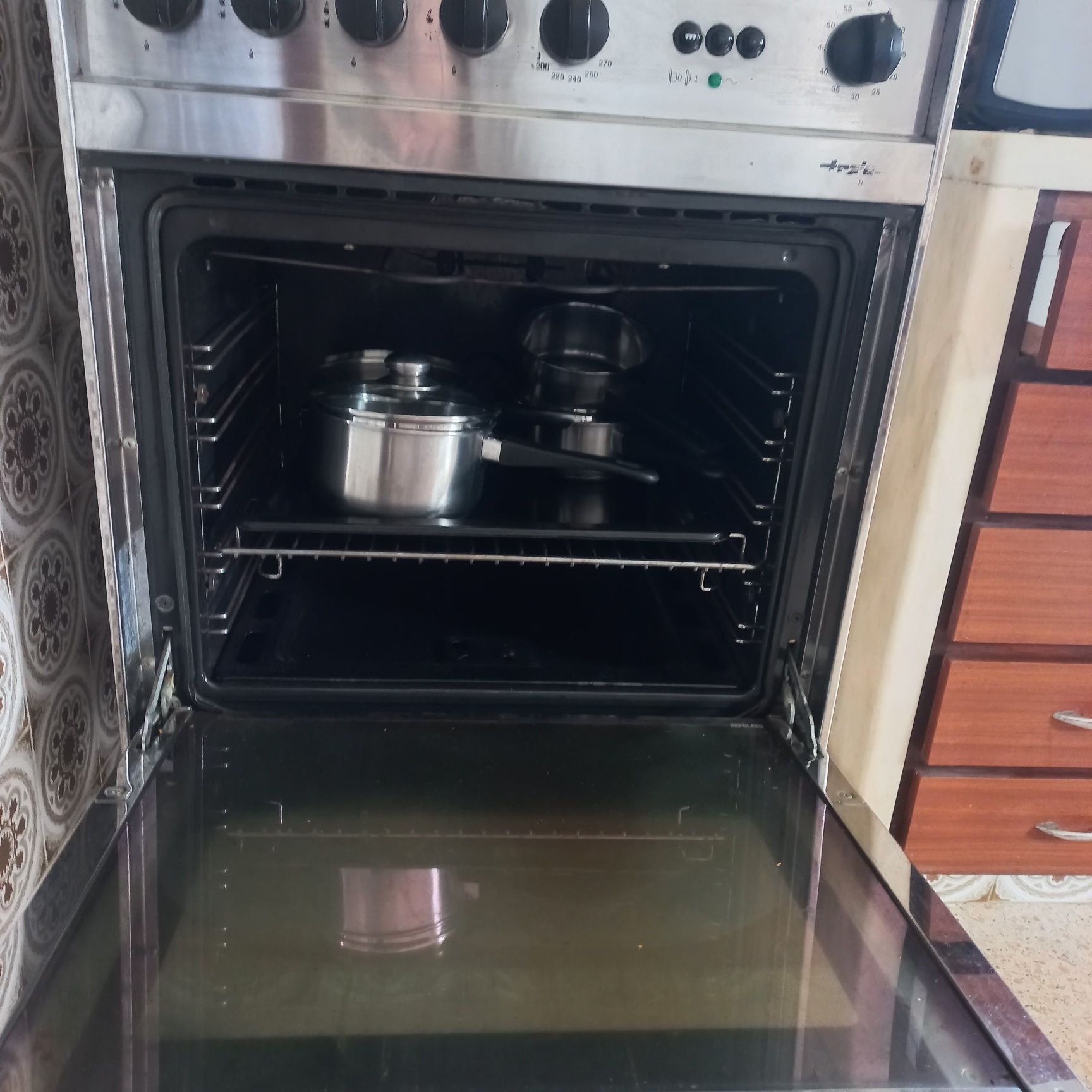 Fogão a gás com forno de 2 funções ( gás e eletricidade)  .