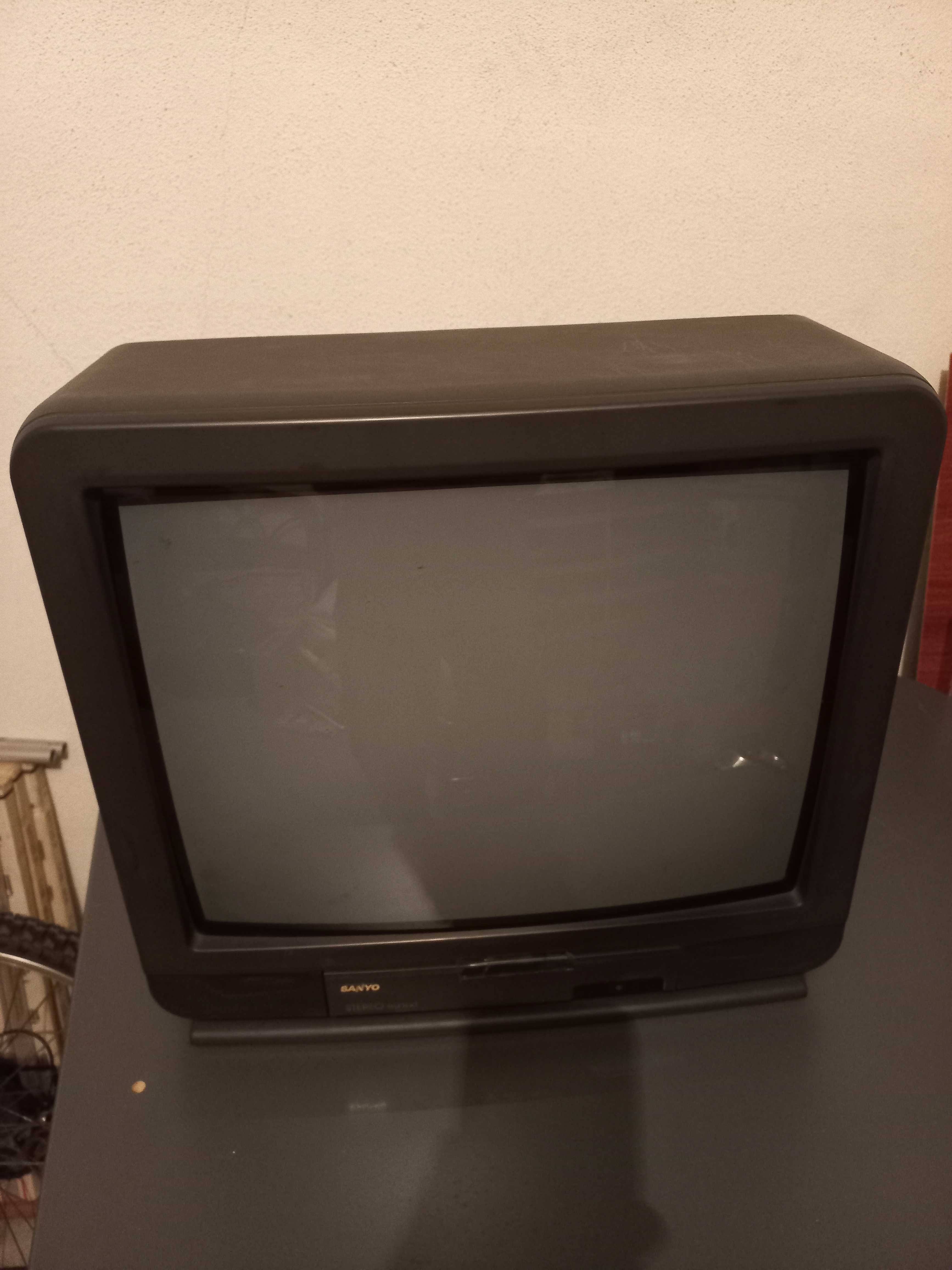 Televisor Sanyo 55 cm com comando