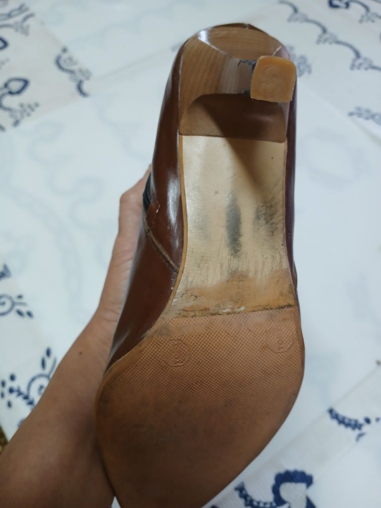 Bota em pele castanhas novas sem uso