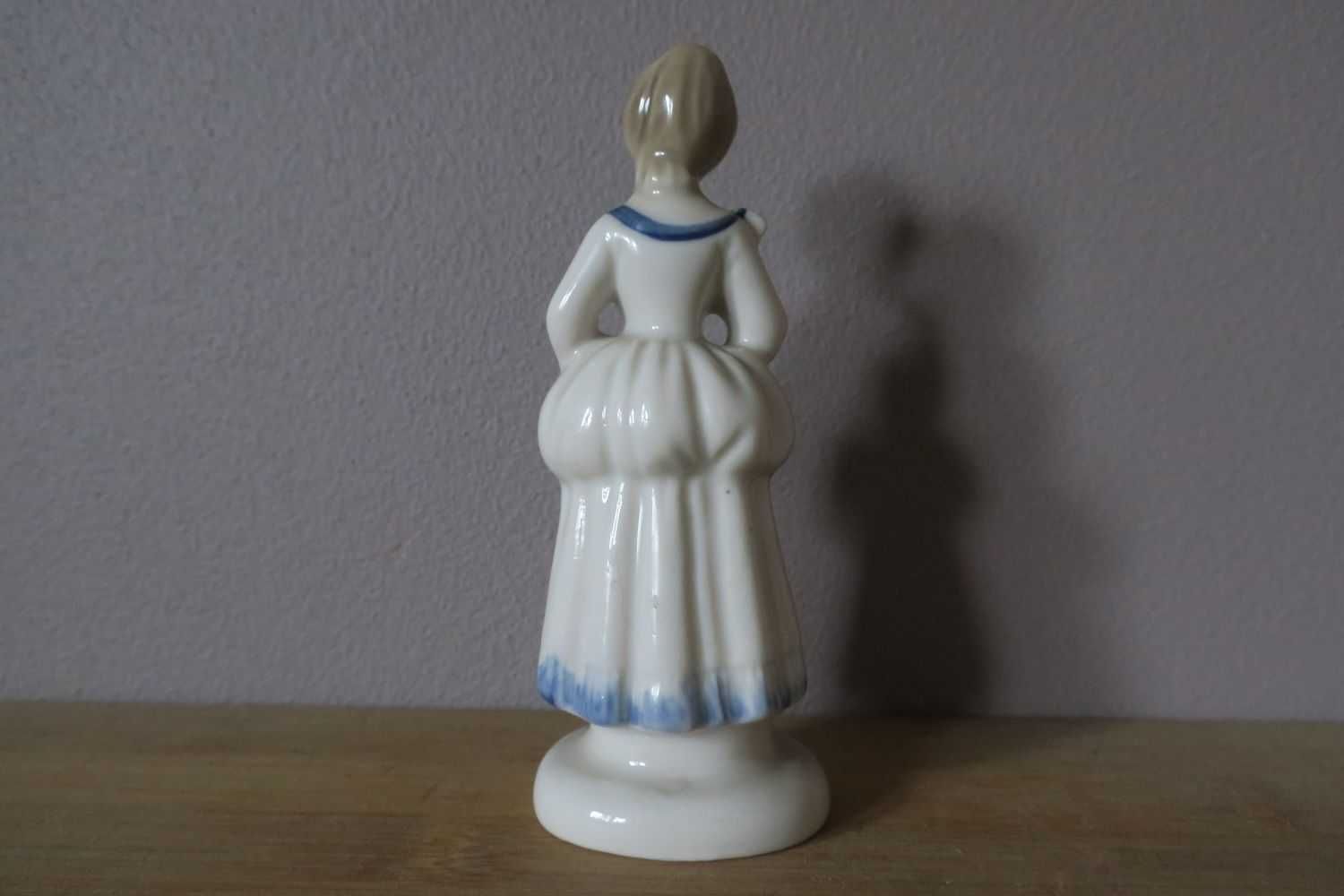 Porcelanowa figurka dama