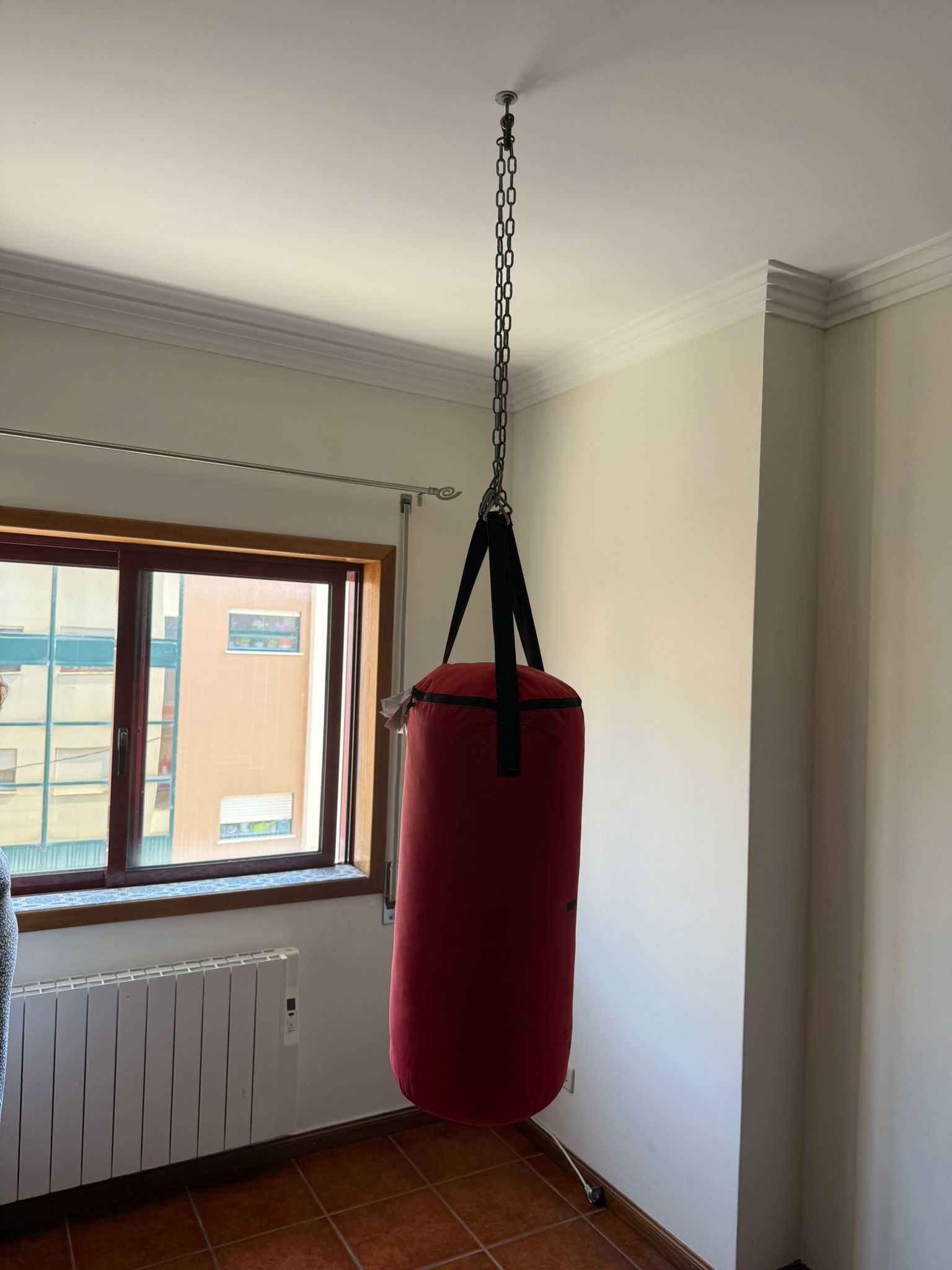 Saco de Boxe + Luvas de Boxe (OutShock) Como Novos ambos