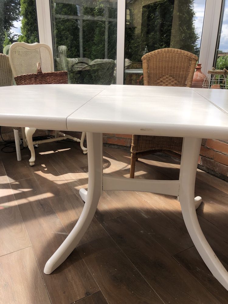 Stół biały drewniany rozkładany.