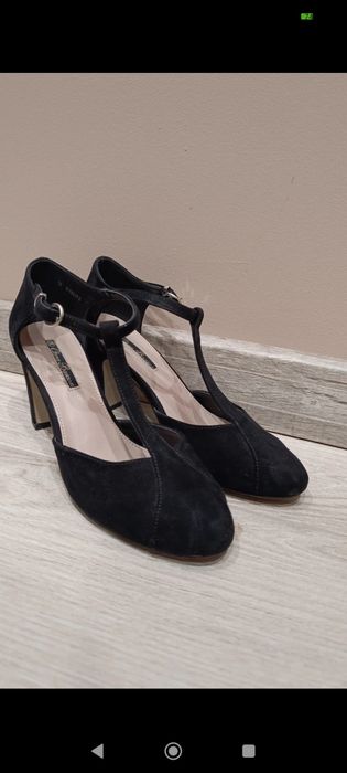 Czarne buty na obcasie