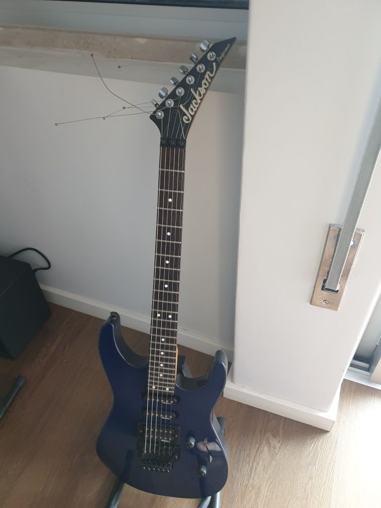Guitarra Jackson a funcionar bem