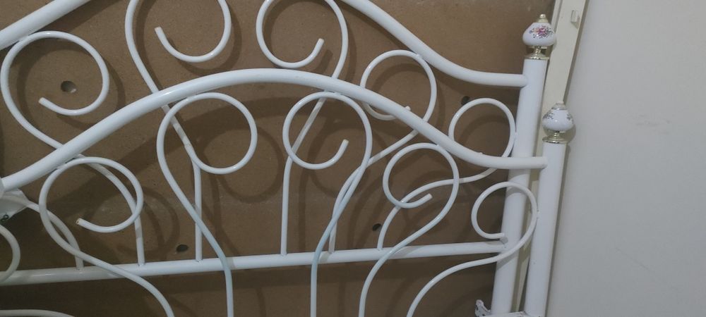 Cama de ferro em ótimo estado com estrado.