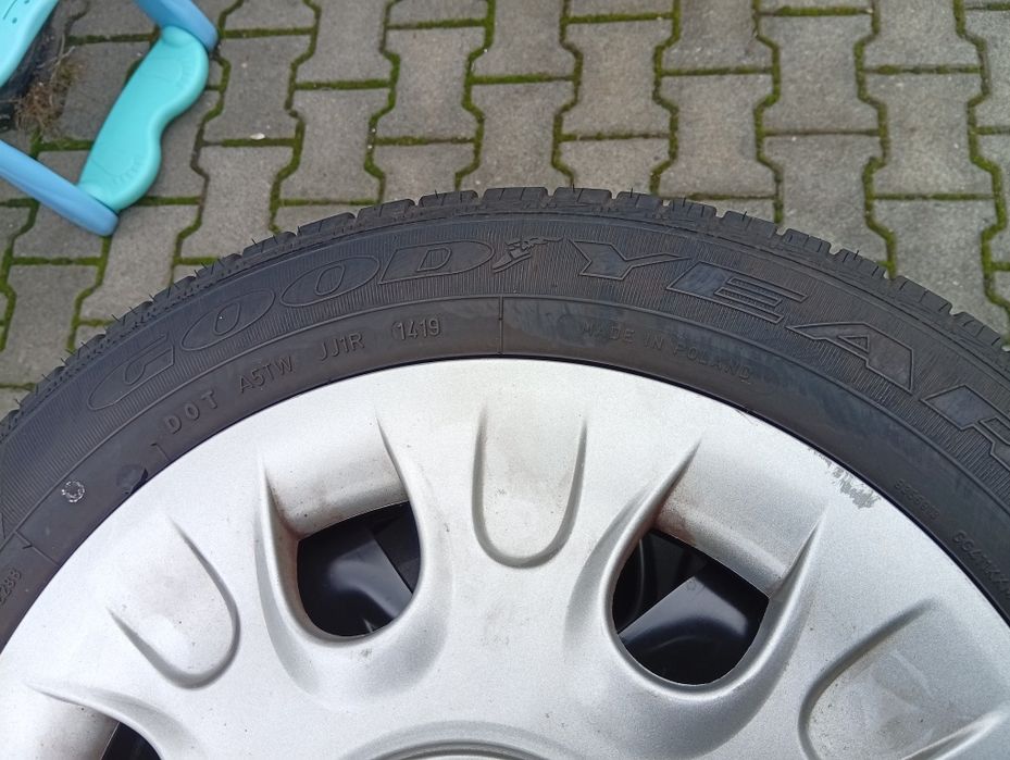 Opony z felgami stalowymi Goodyear 175/65R15. Kołpaki Mini.