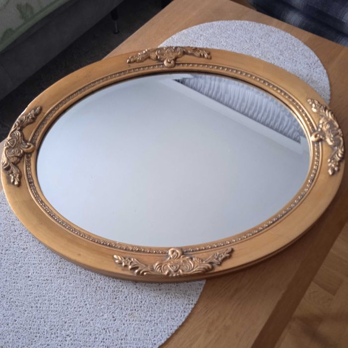 stylowe lustro w złotej ramie