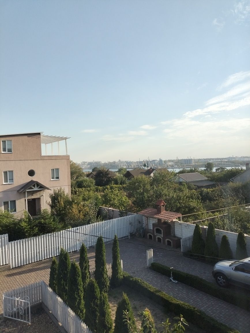 Будинок біля моря с підвалом та генератором.