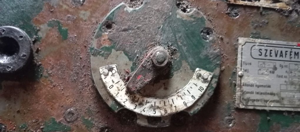 Редуктор угловой вместе с двигателем.