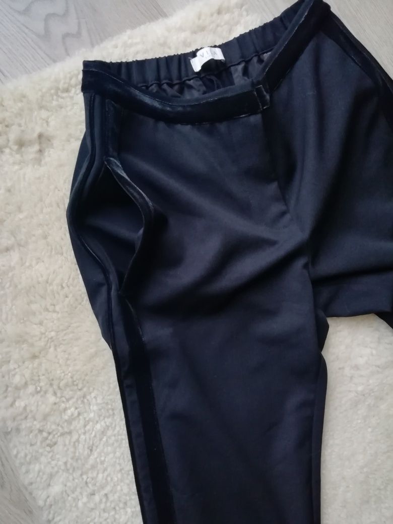 Czarne spodnie ze zwężanymi nogawkami Vila