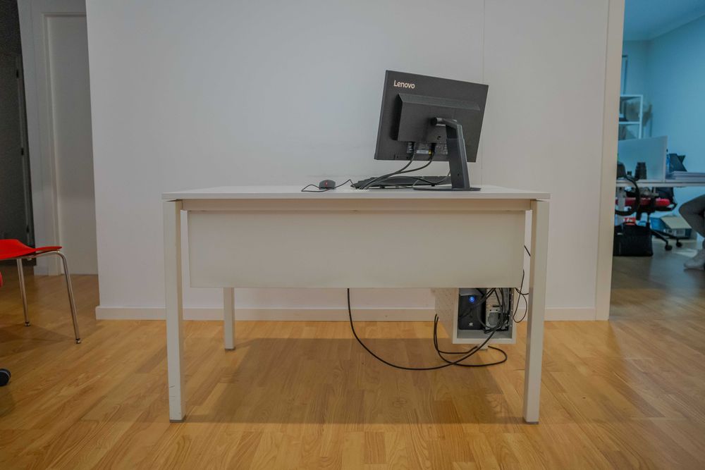 Mesa com base de computador